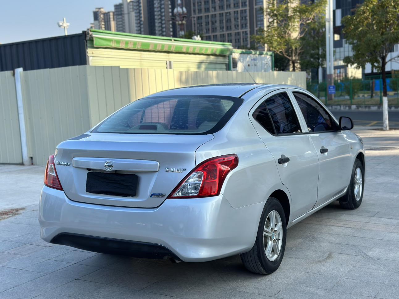 Nissan Sunny 2015 thumb 5