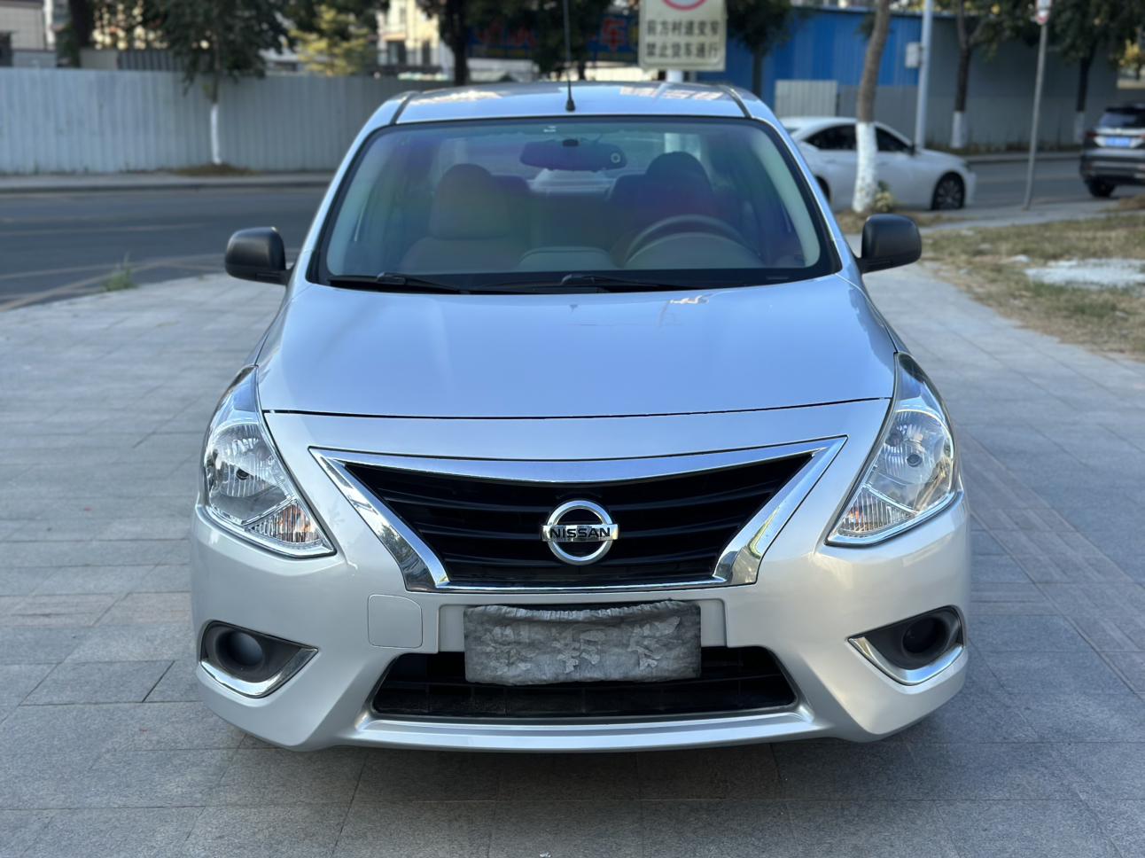 Nissan Sunny 2015 thumb 10
