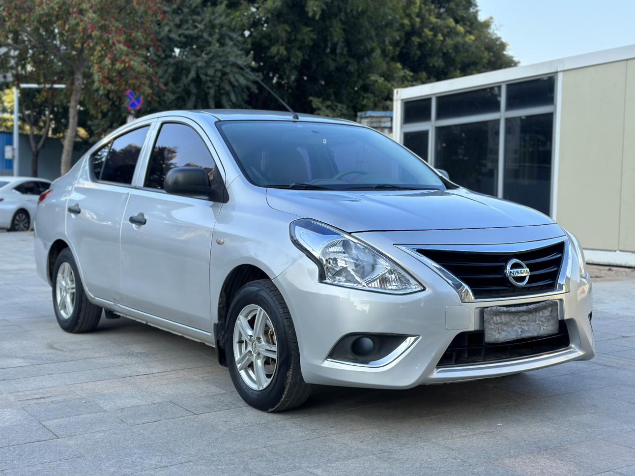 Nissan Sunny 2015 thumb 11