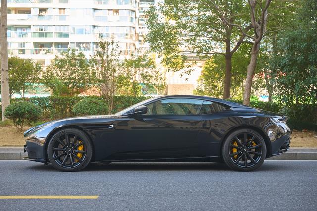 Aston Martin DB11 2019 thumb 2