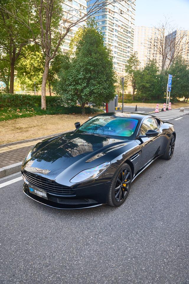 Aston Martin DB11 2019 thumb 5
