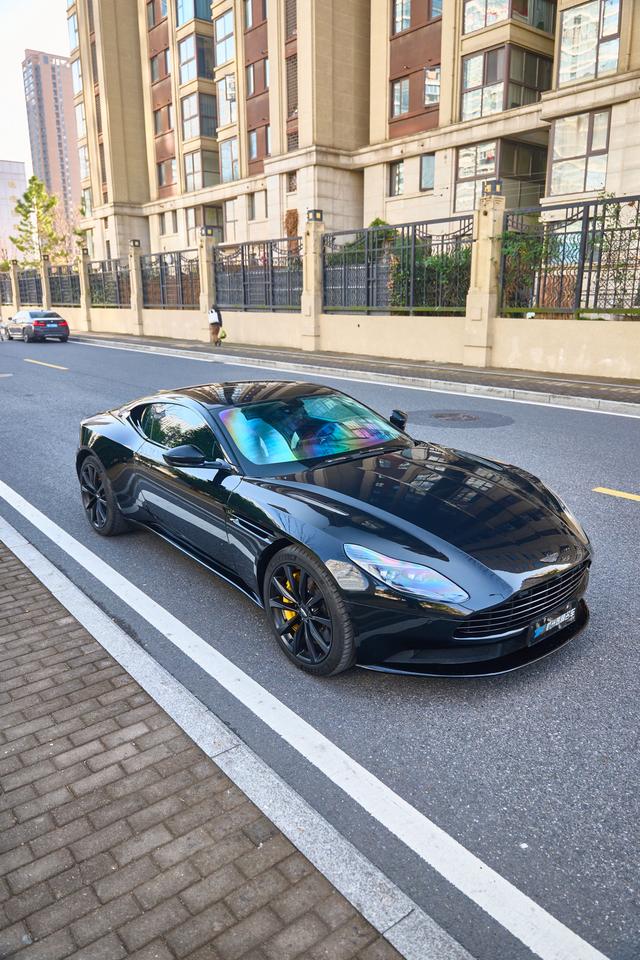 Aston Martin DB11 2019 thumb 6
