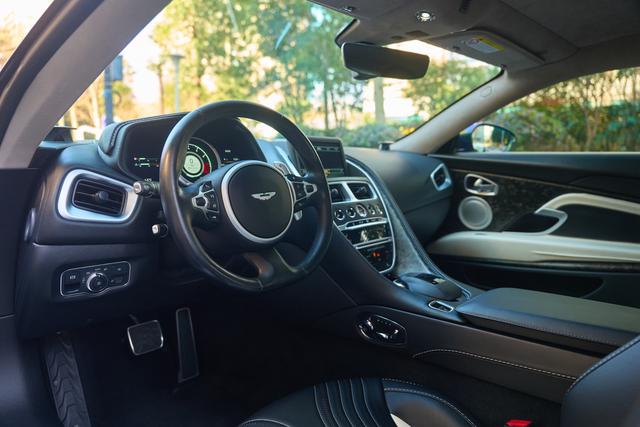 Aston Martin DB11 2019 thumb 7