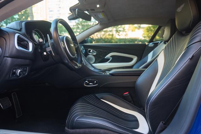 Aston Martin DB11 2019 thumb 8