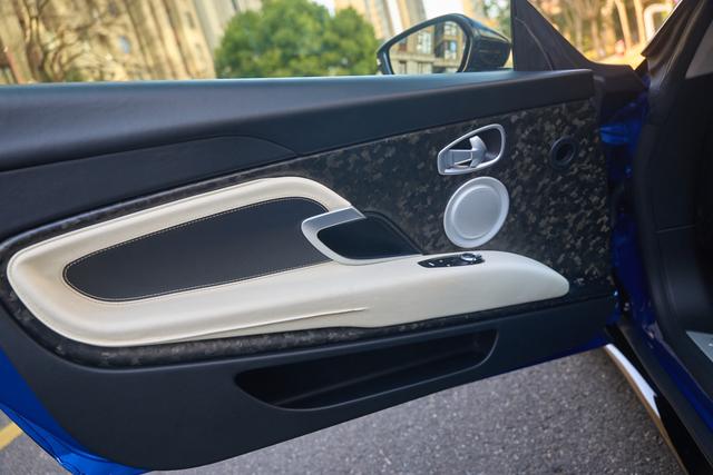 Aston Martin DB11 2019 thumb 9