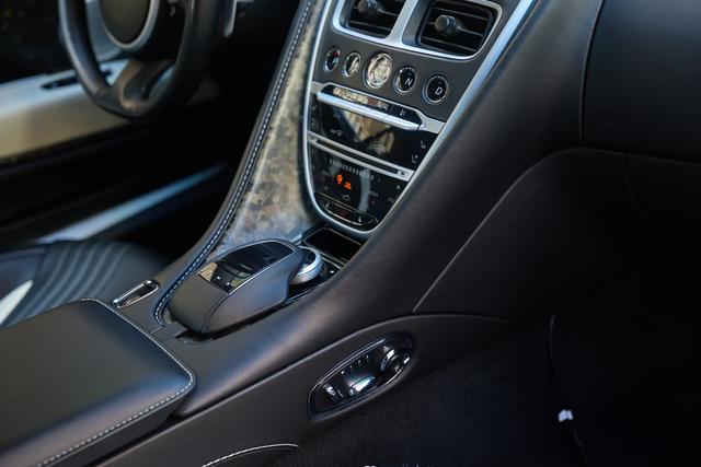 Aston Martin DB11 2019 thumb 10