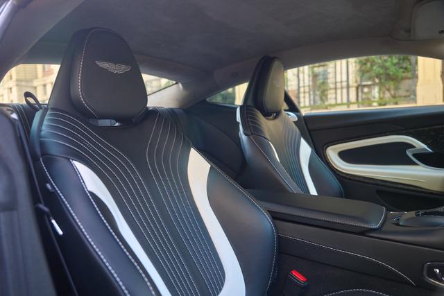 Aston Martin DB11 2019 thumb 11