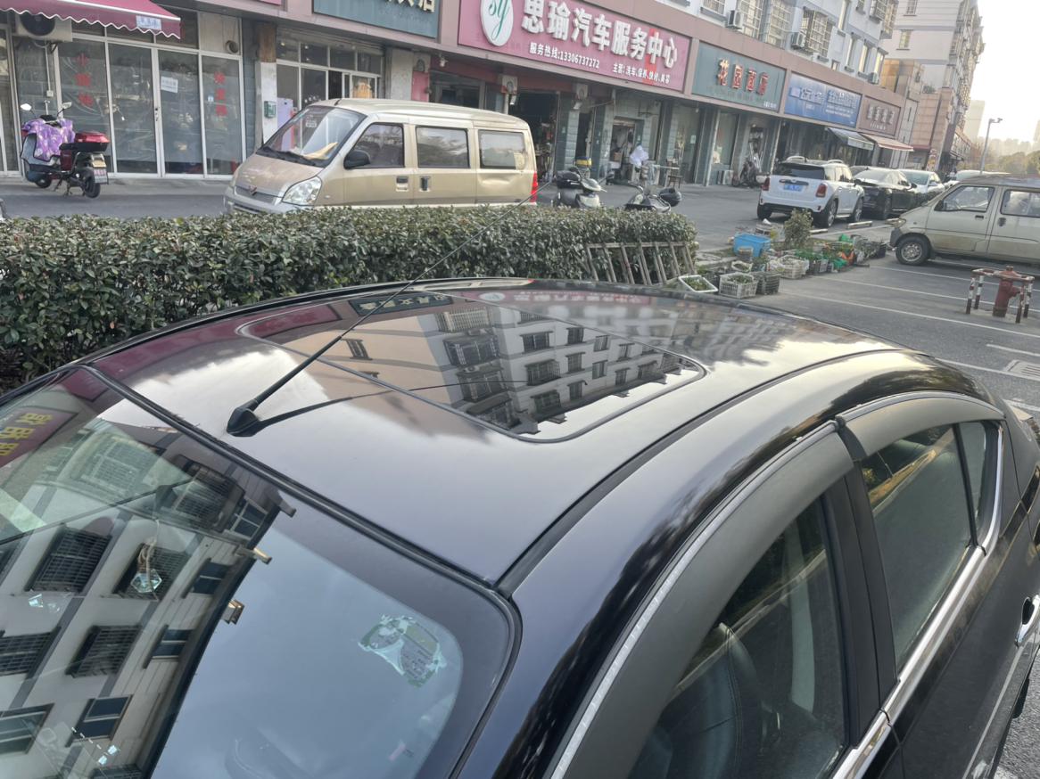 Nissan Sunny 2011 thumb 7