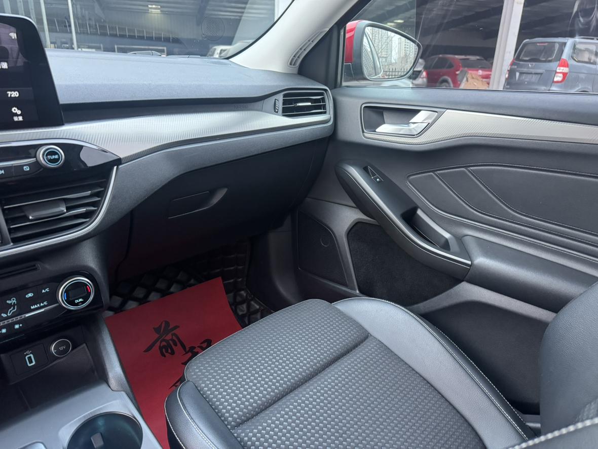 Ford Focus ST 2019 thumb 11