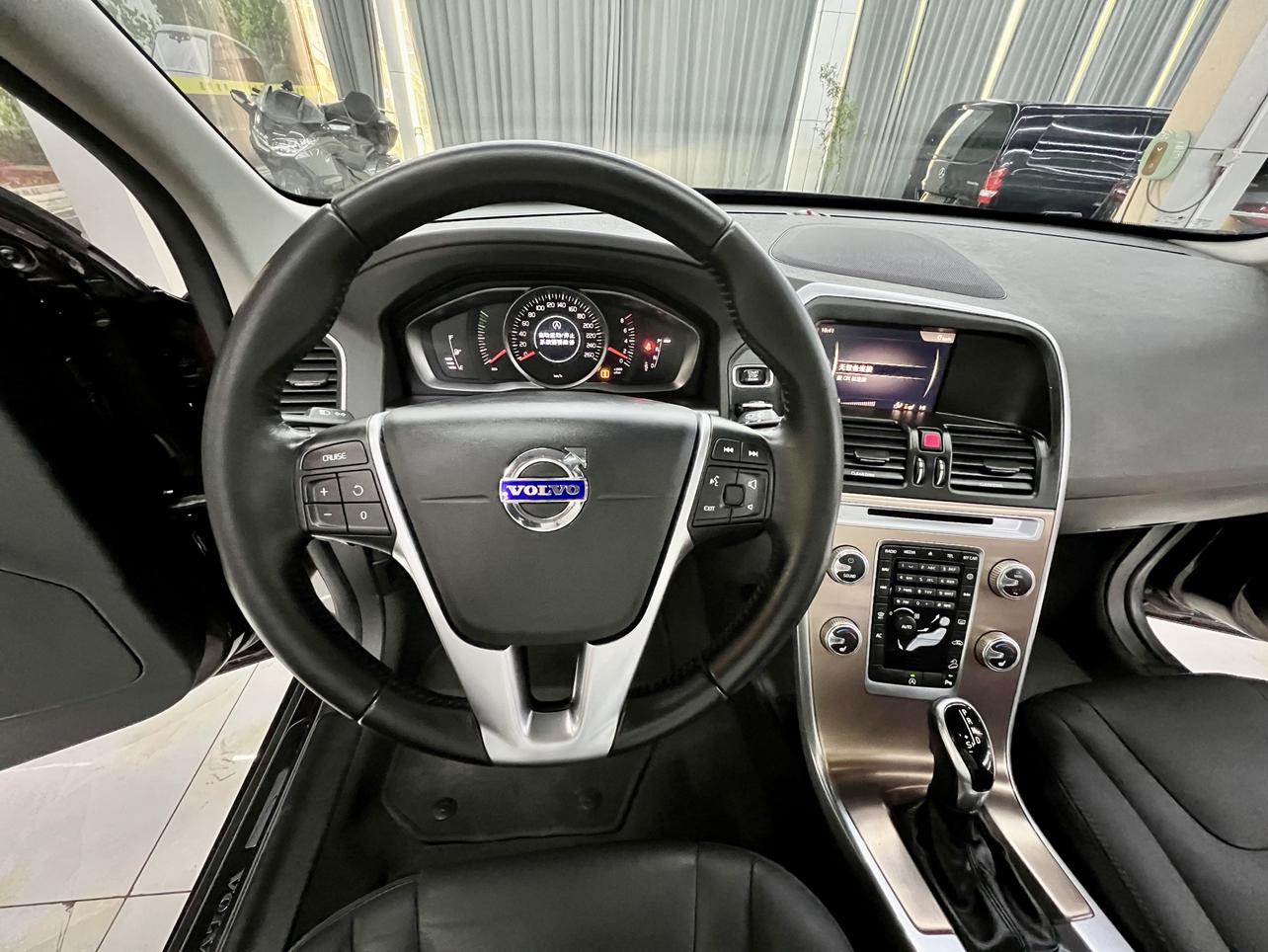Volvo XC60 2017 thumb 8