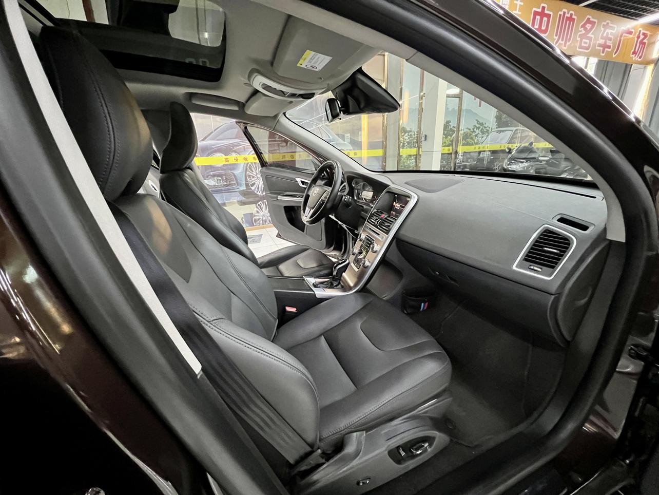 Volvo XC60 2017 thumb 10