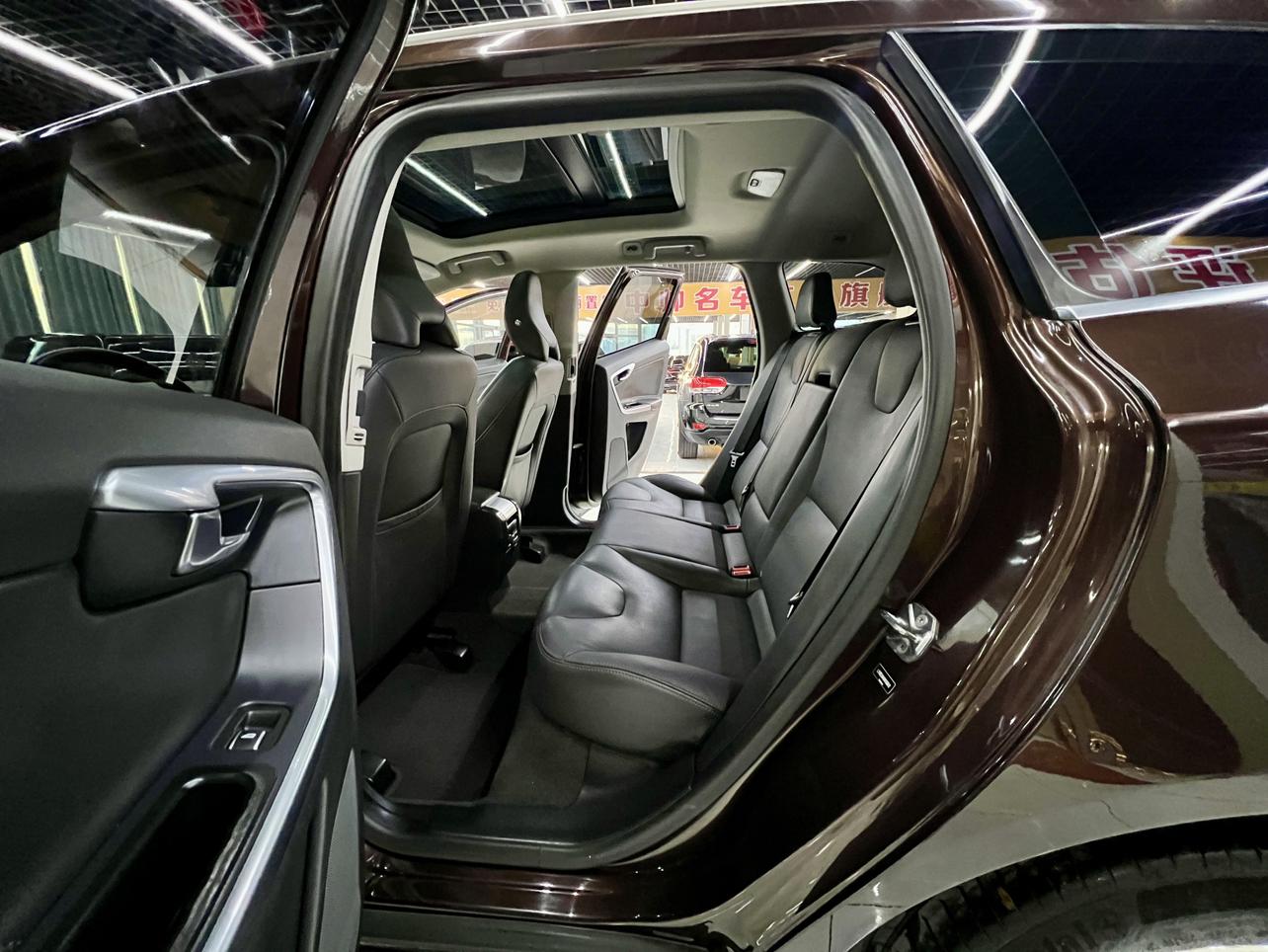 Volvo XC60 2017 thumb 11