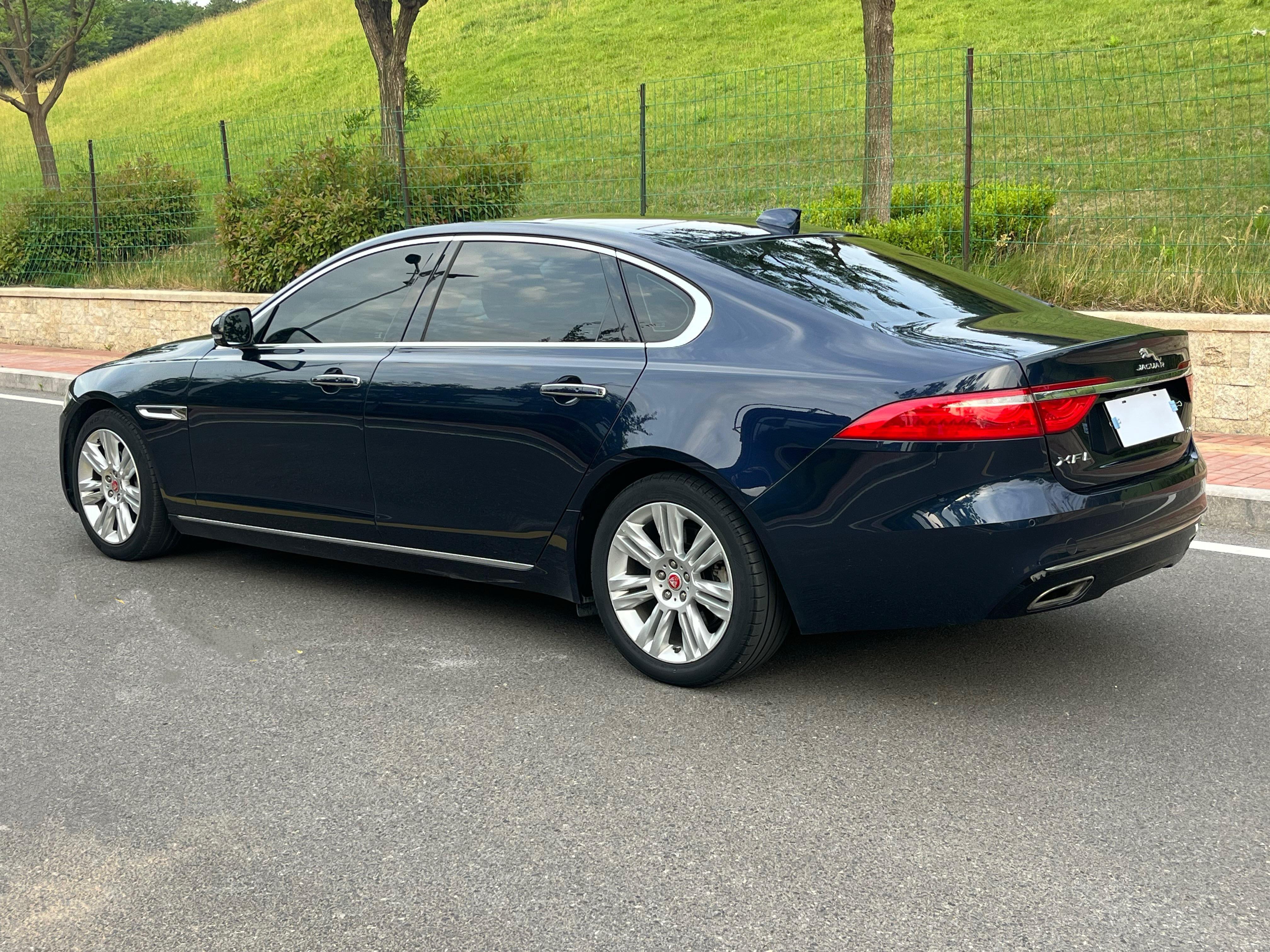 Jaguar XF 2018 thumb 2