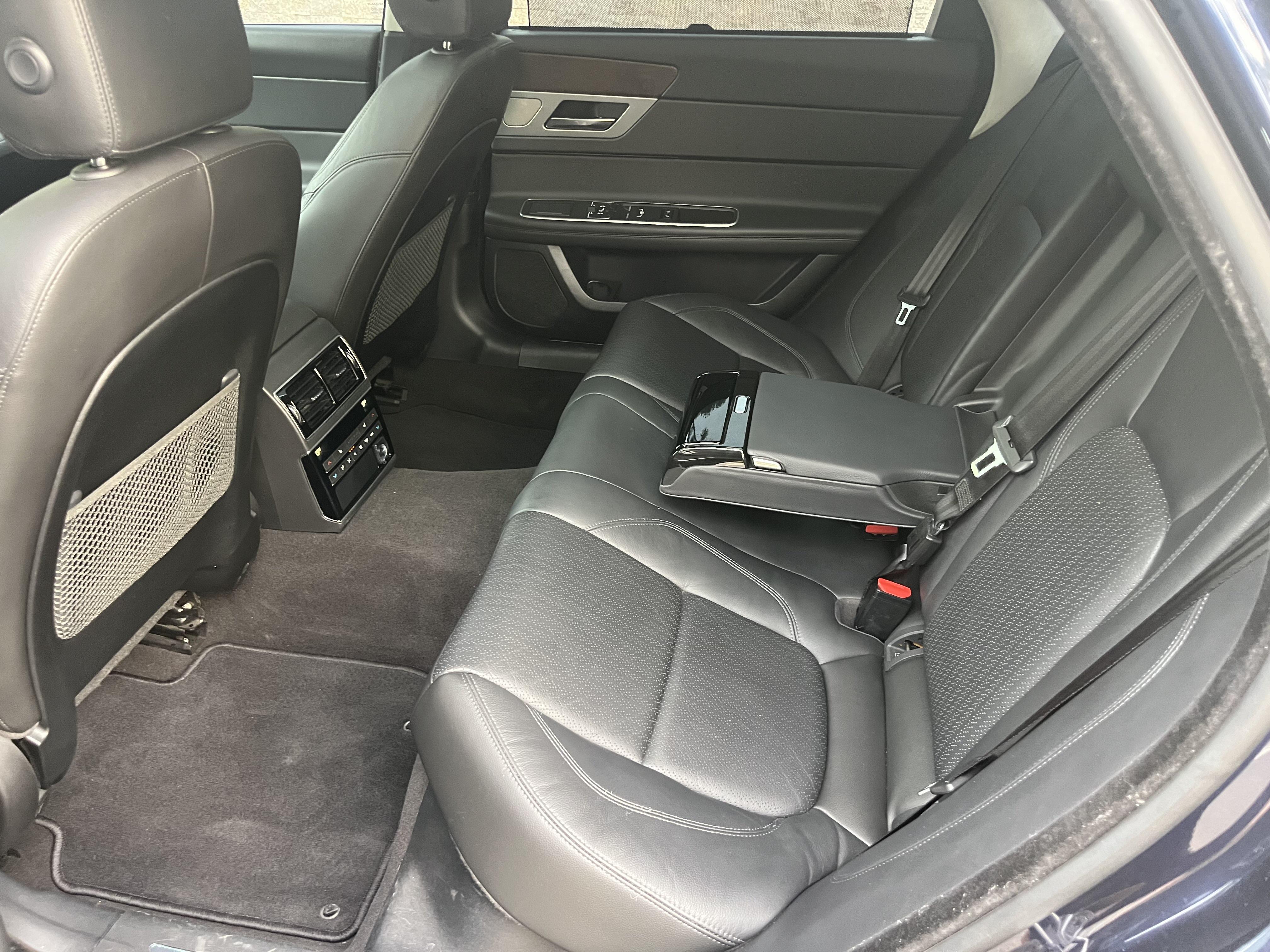 Jaguar XF 2018 thumb 10