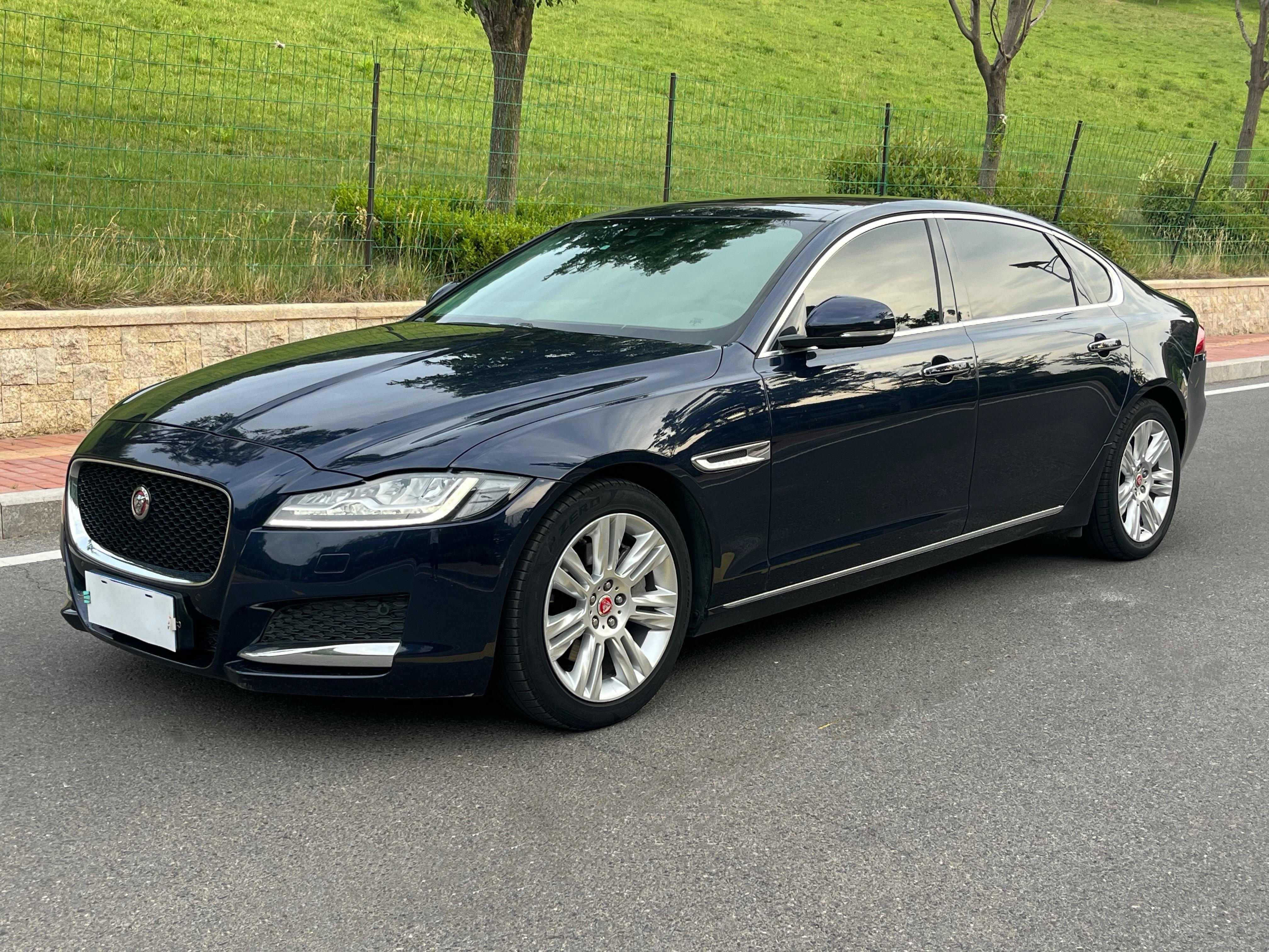 Jaguar XF 2018 thumb 11