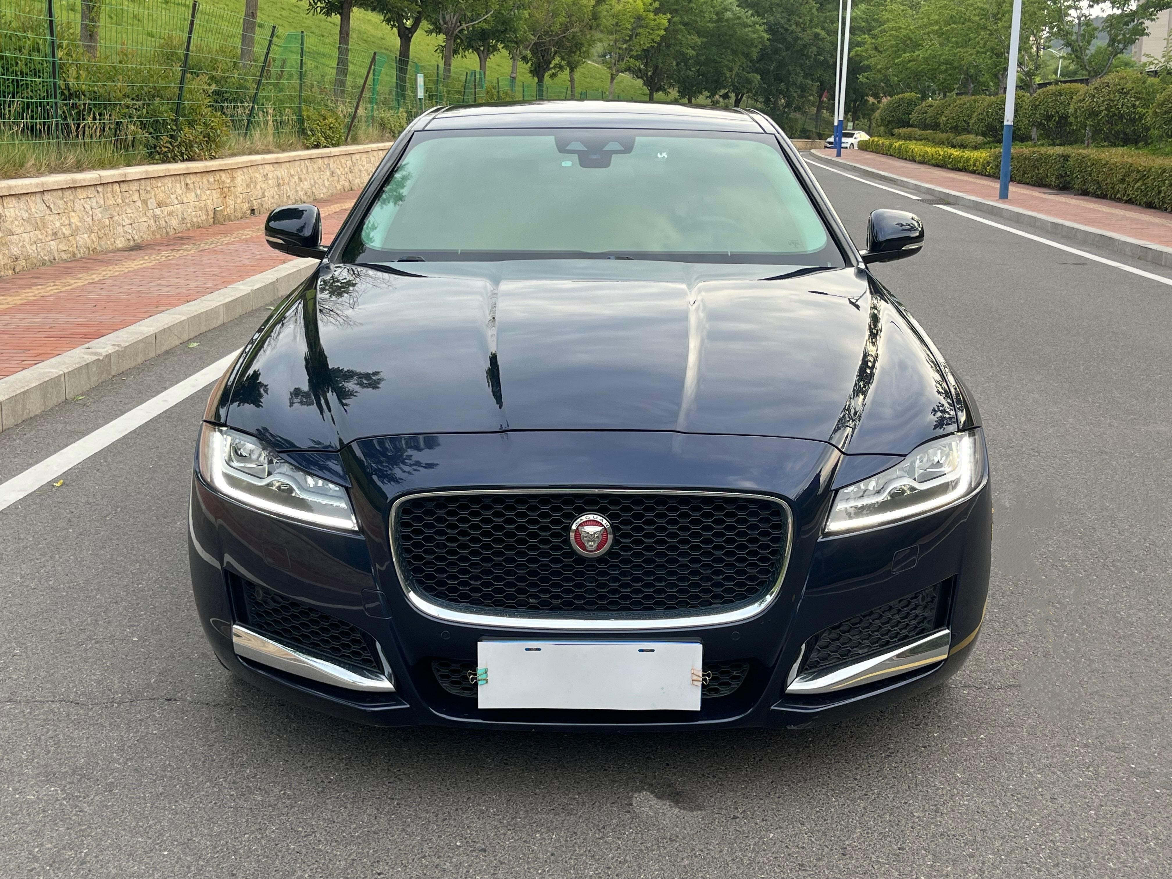 Jaguar XF 2018 thumb 12