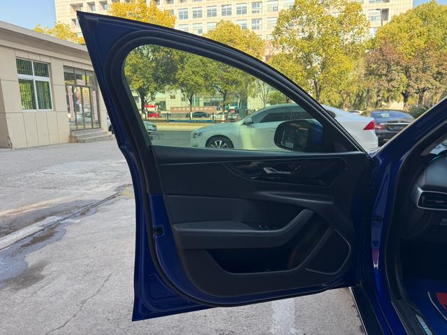 Jaguar XE 2021 thumb 4
