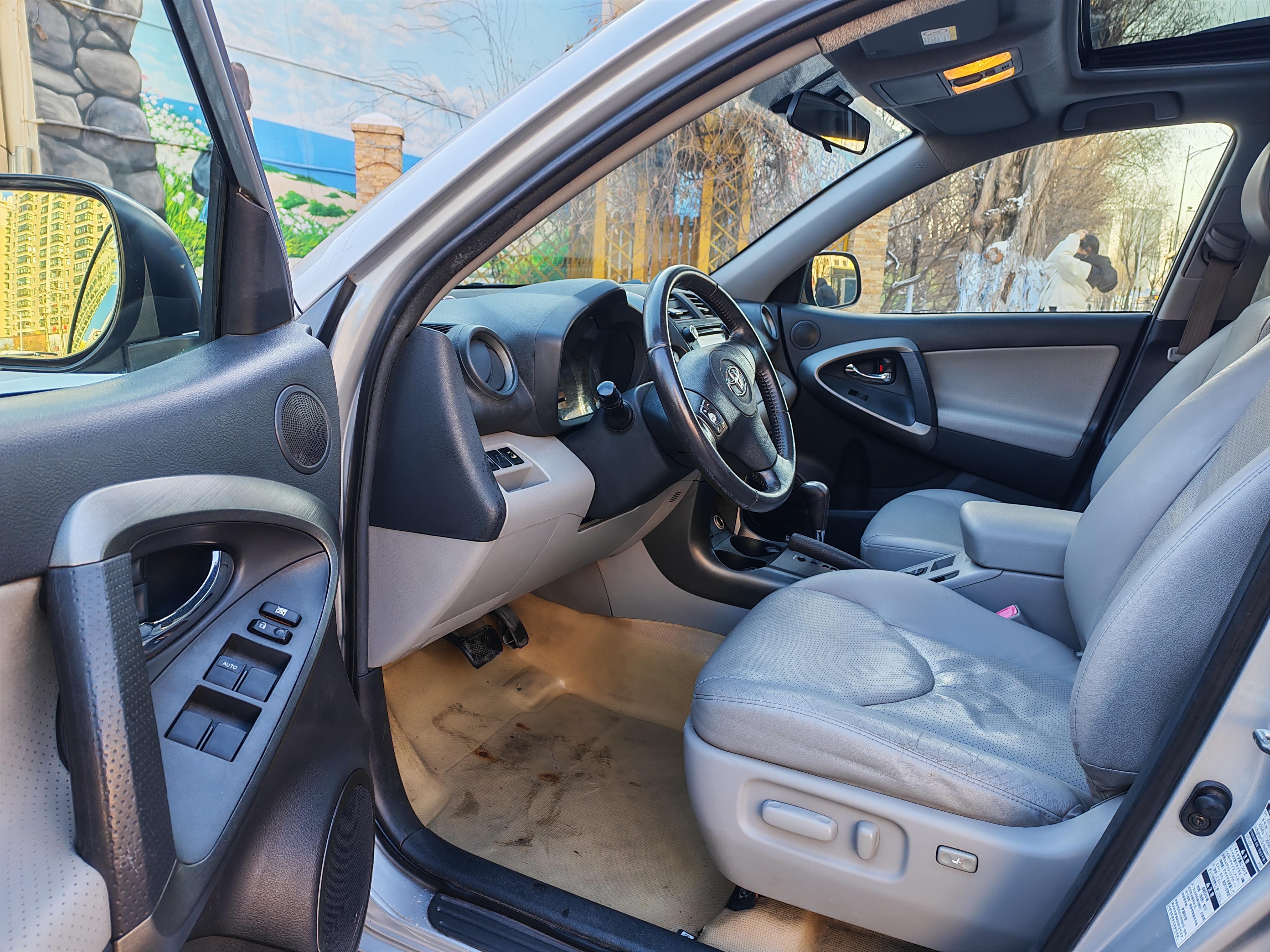 Toyota RAV4 2010 thumb 6
