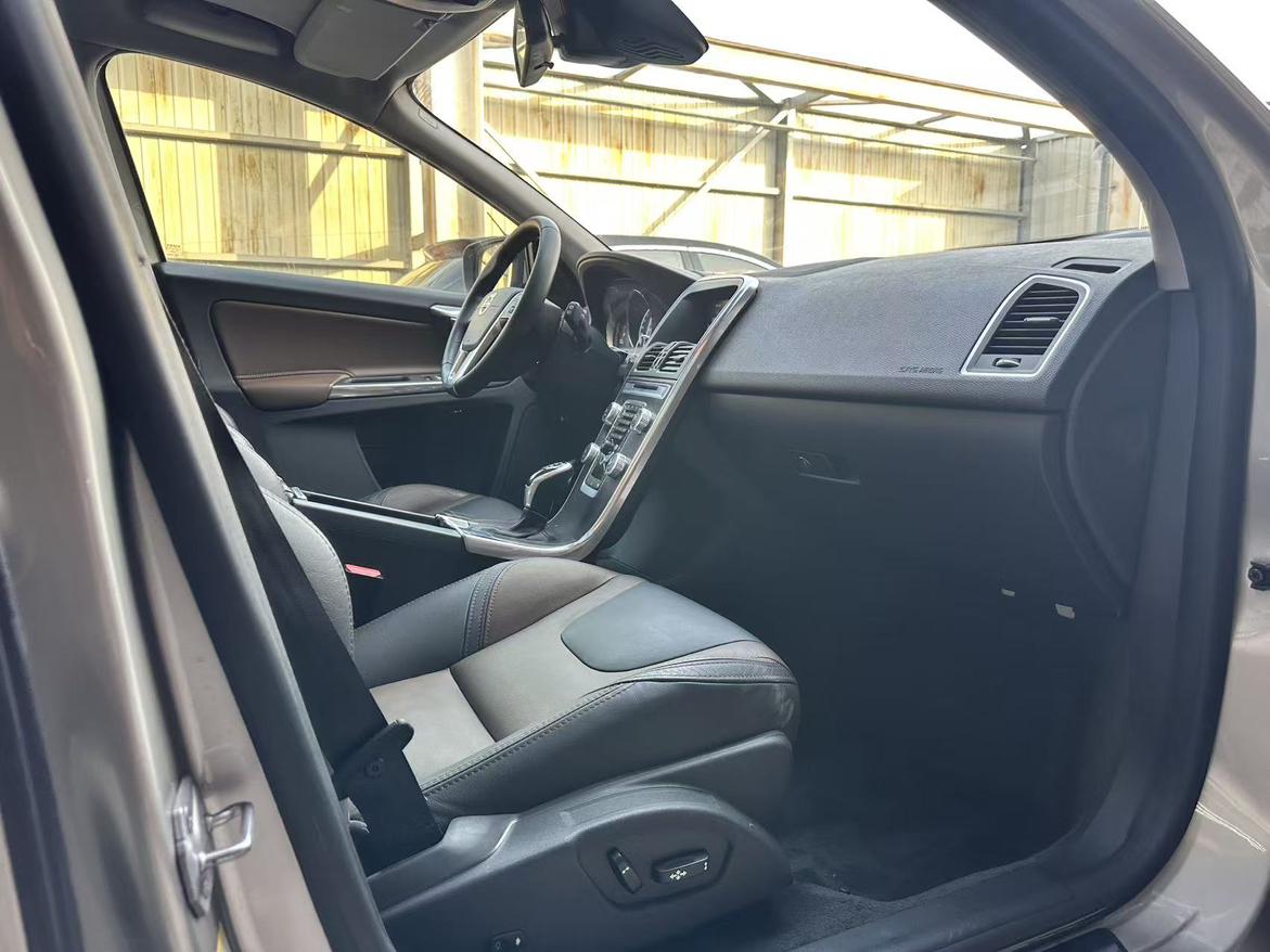 Volvo XC60 2016 thumb 7