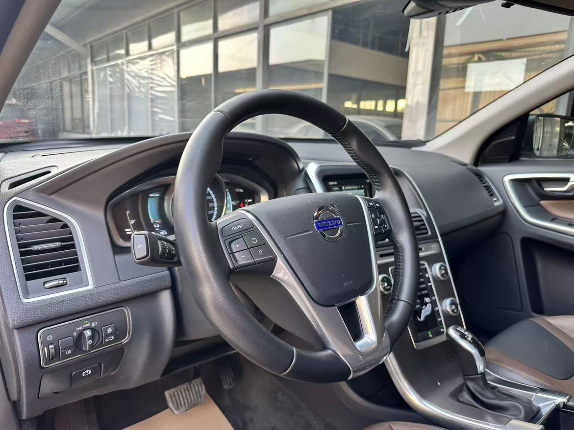 Volvo XC60 2016 thumb 9