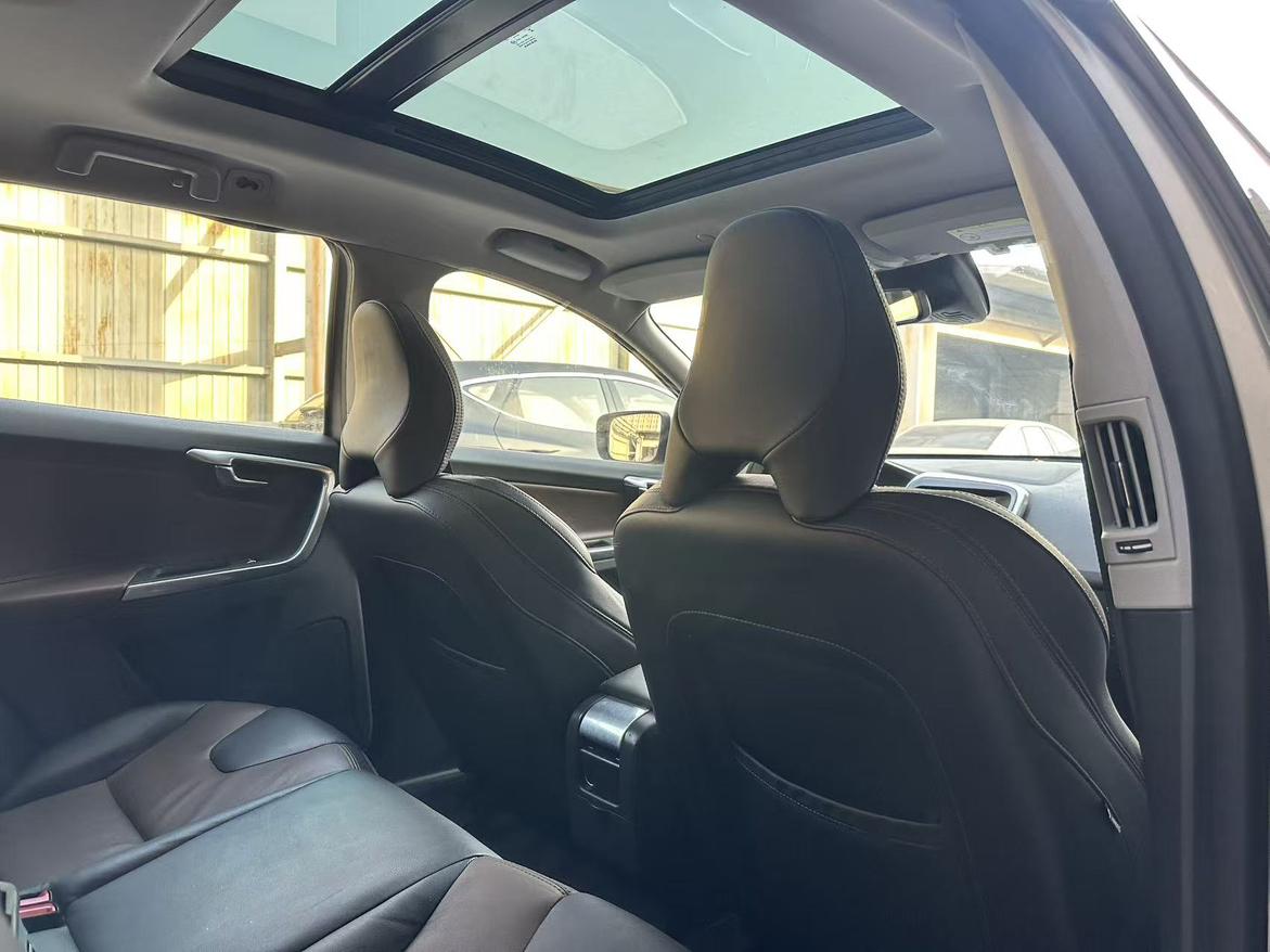 Volvo XC60 2016 thumb 10