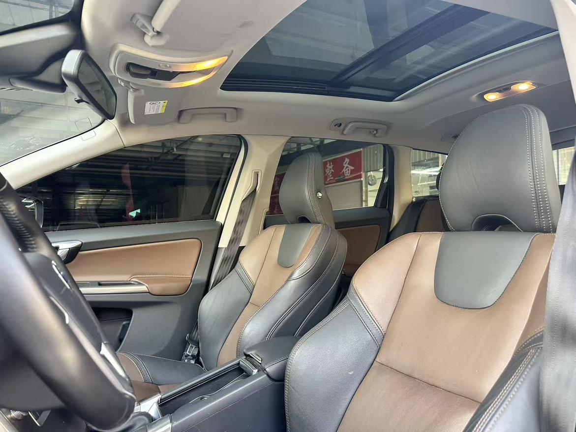 Volvo XC60 2016 thumb 11