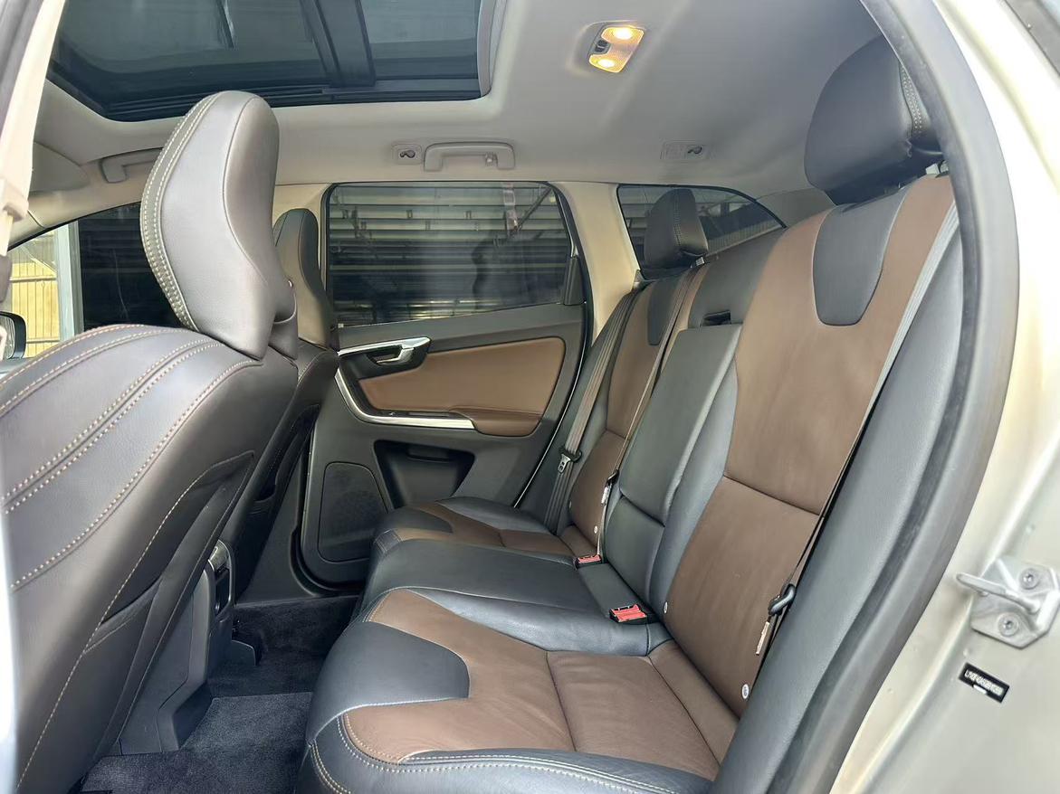 Volvo XC60 2016 thumb 12