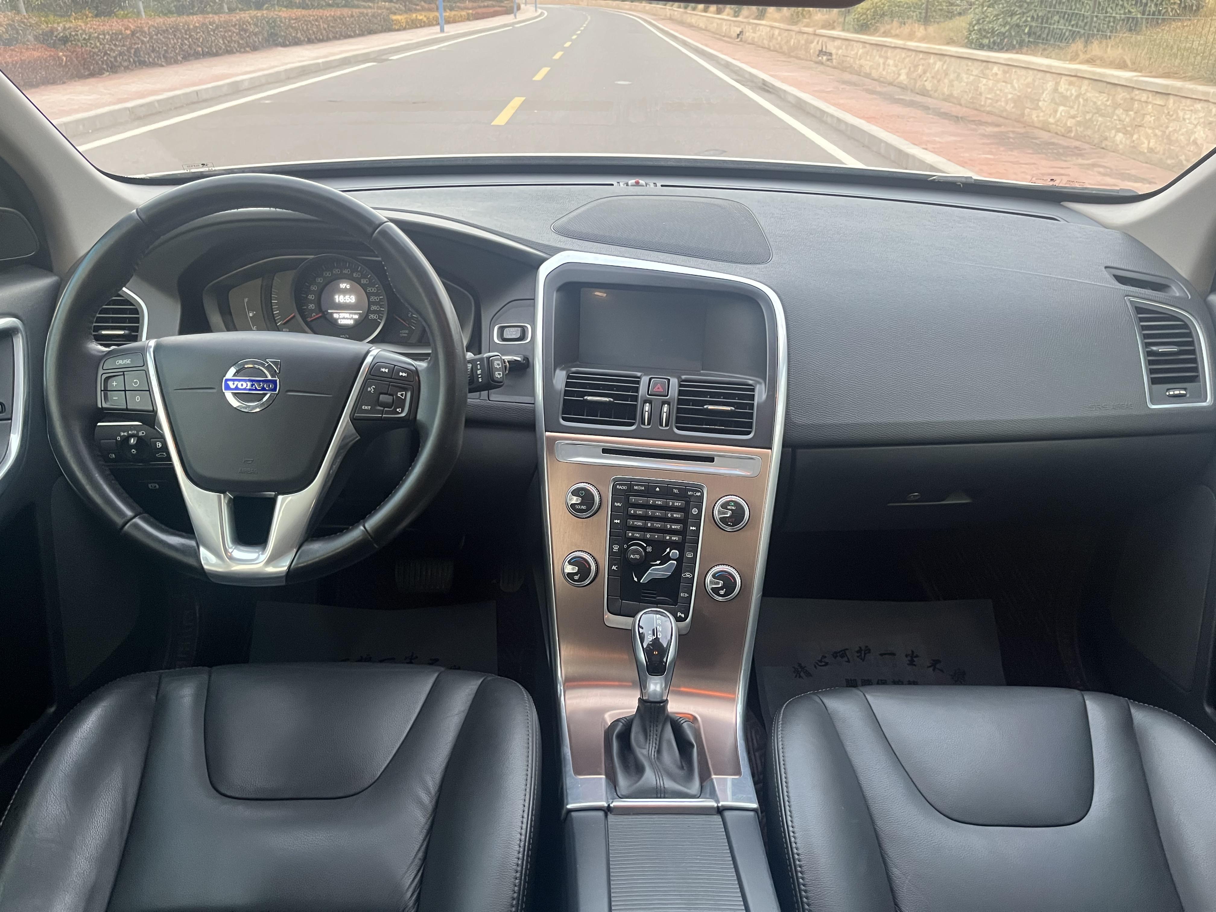 Volvo XC60 2016 thumb 7