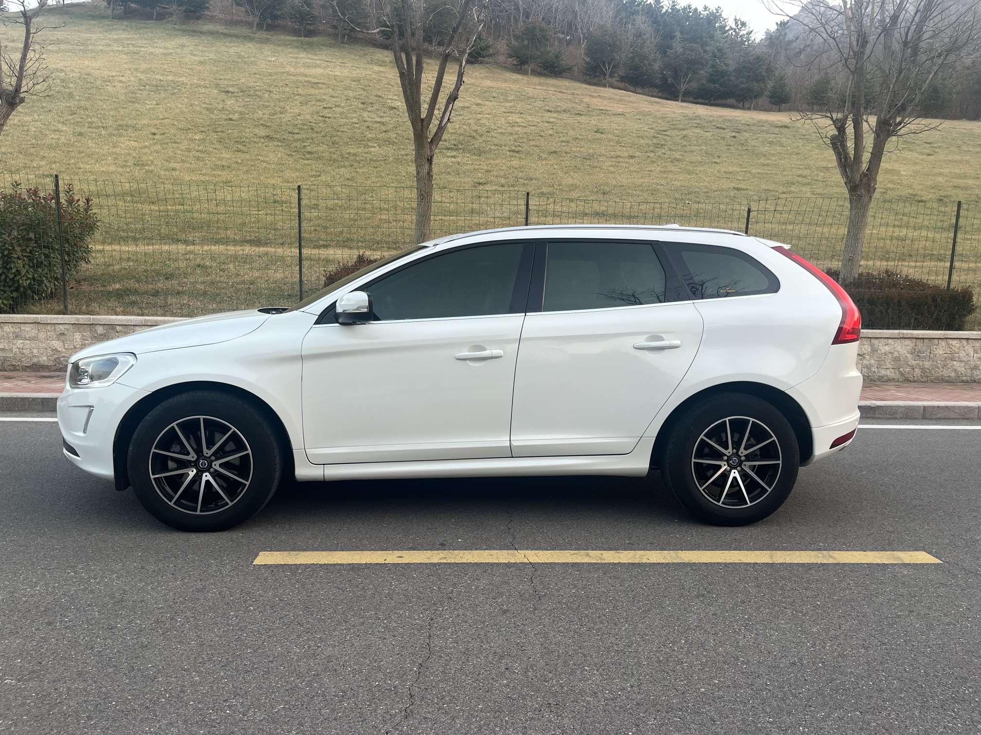 Volvo XC60 2016 thumb 12