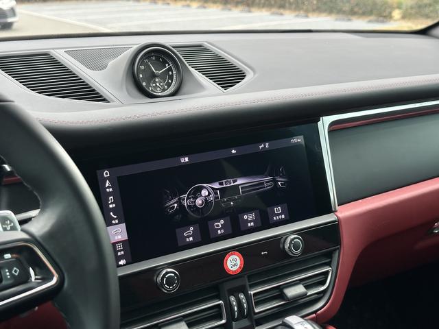 Porsche Macan 2023 thumb 12