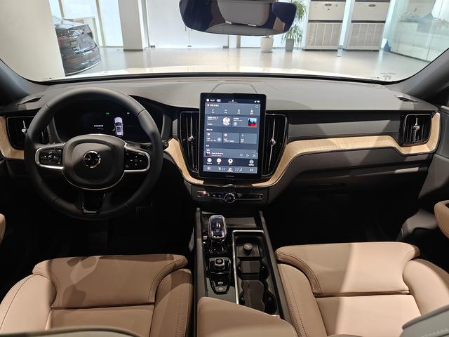 Volvo XC60 2026 thumb 2