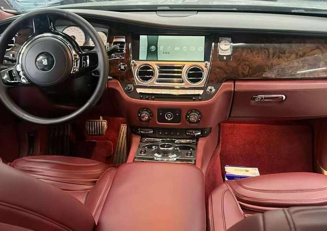 Rolls-Royce Ghost 2015 thumb 2