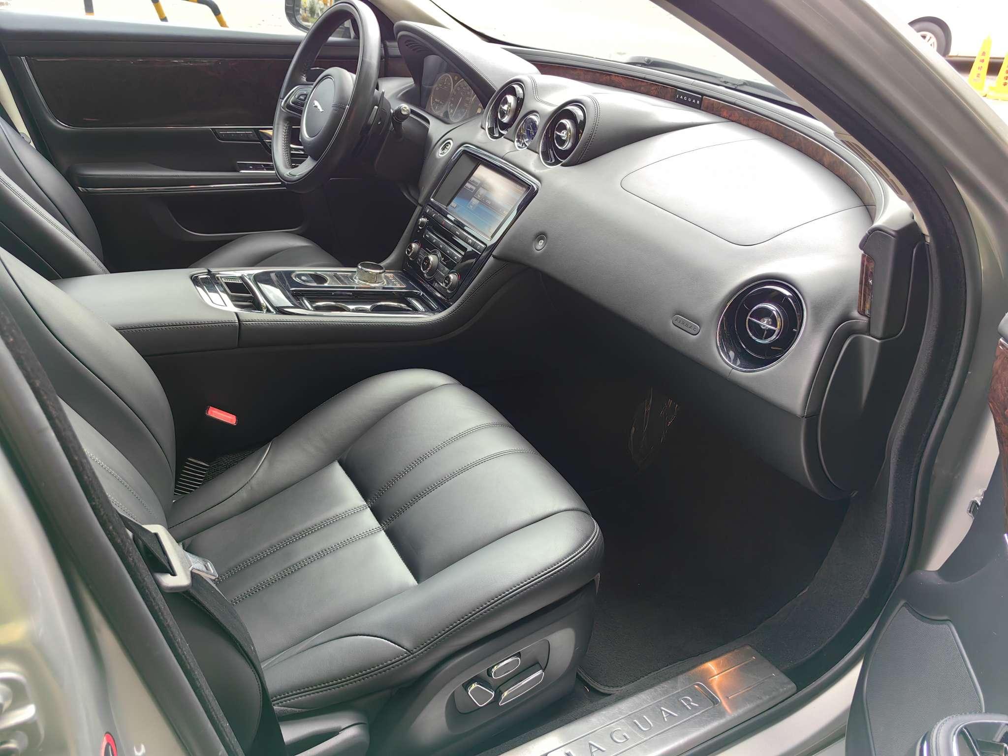 Jaguar XJ 2011 thumb 6