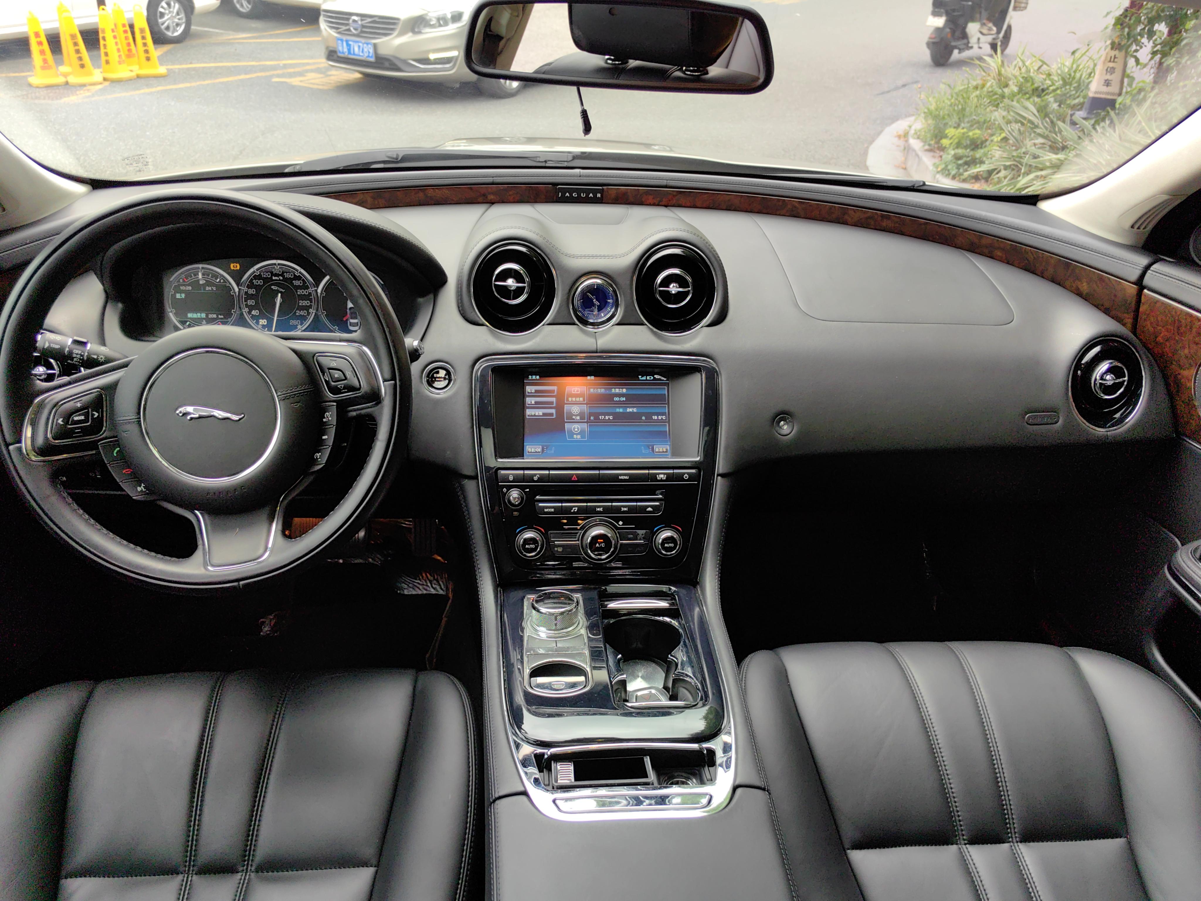Jaguar XJ 2011 thumb 7