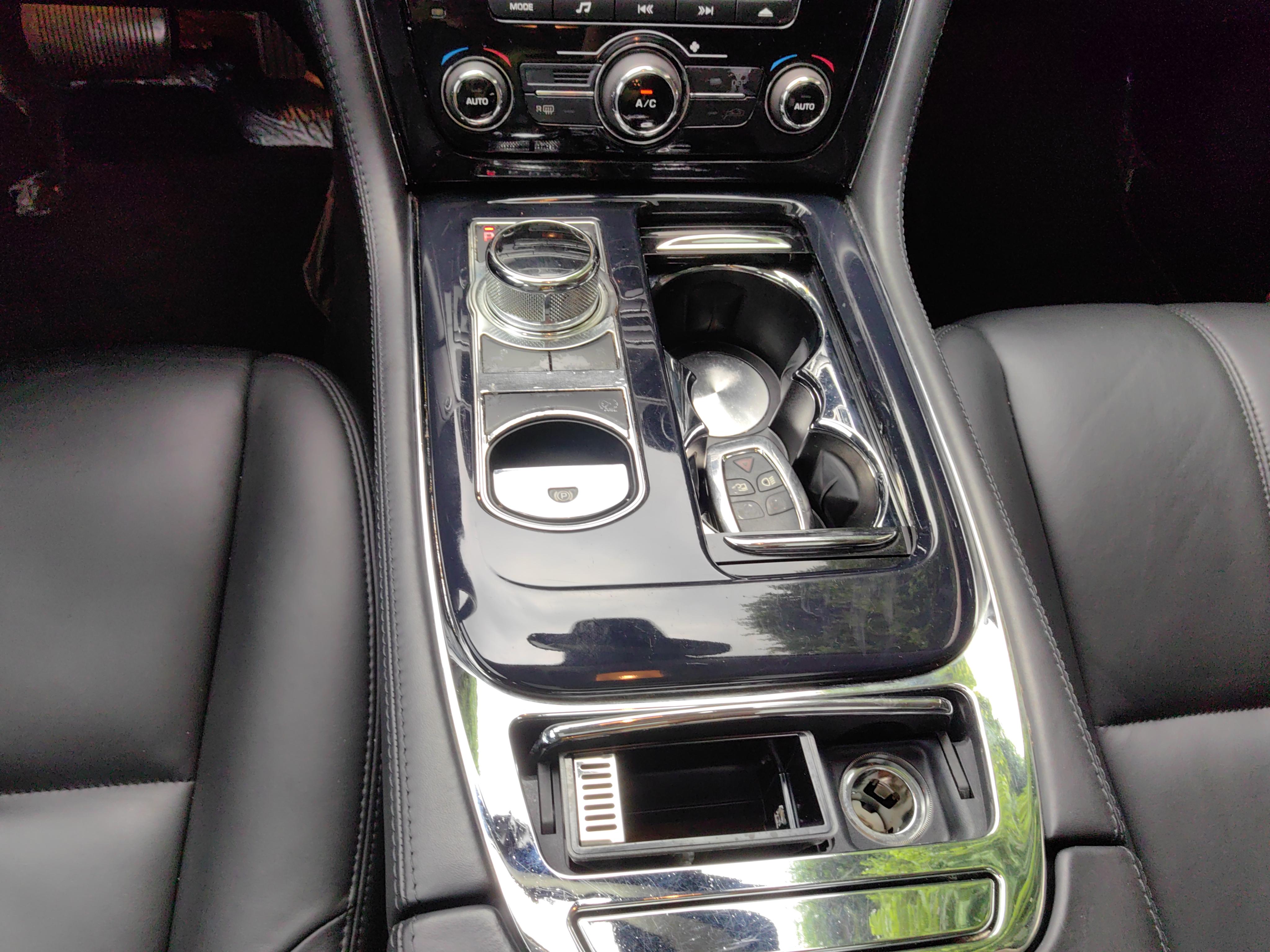 Jaguar XJ 2011 thumb 10