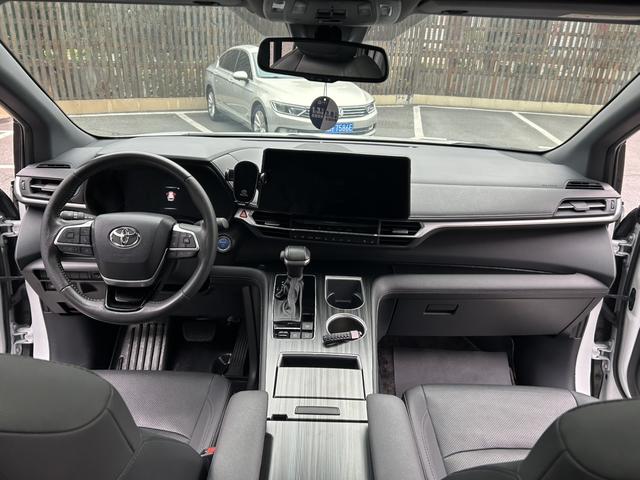 Toyota Sienna 2021 thumb 4