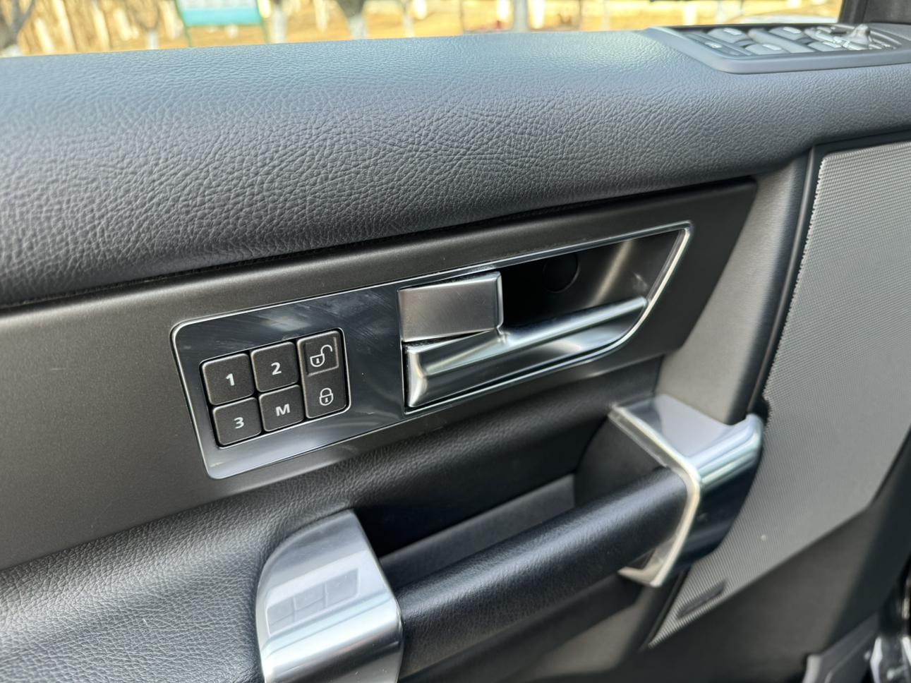 Land Rover Discovery 2016 thumb 9