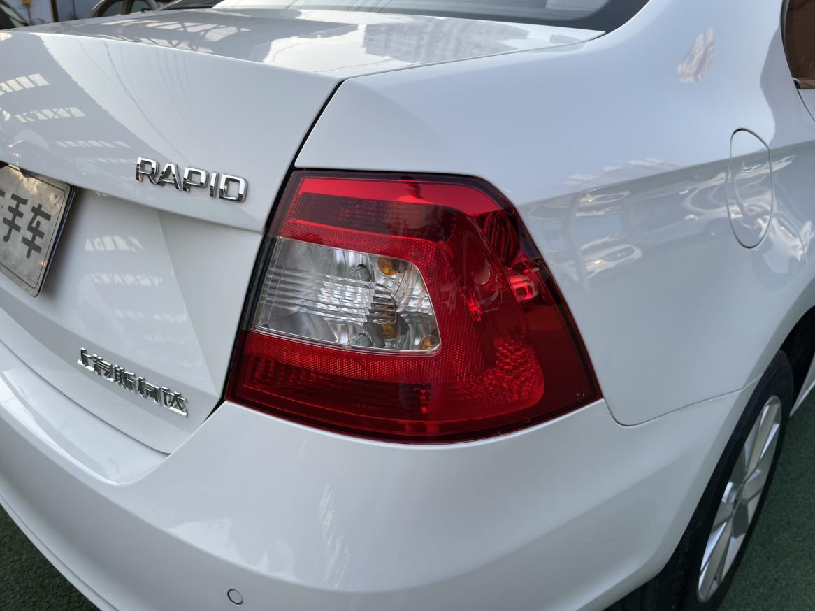 Skoda Rapid 2017 thumb 10