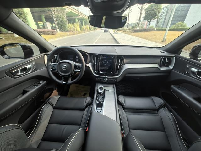 Volvo XC60 2025 thumb 11