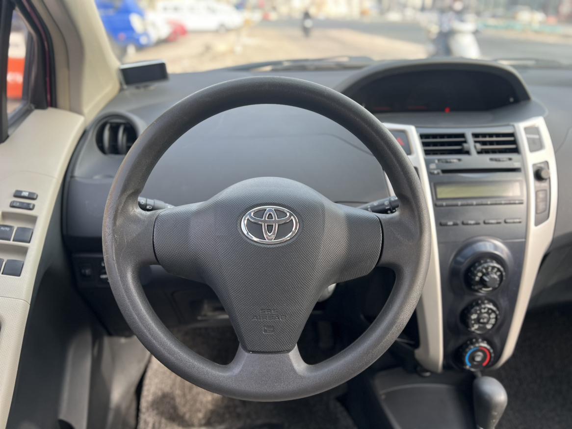 Toyota Yaris 2012 thumb 8