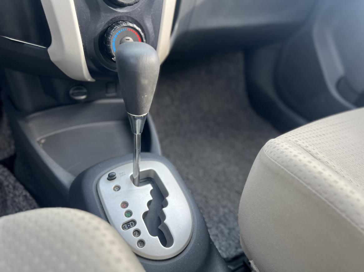 Toyota Yaris 2012 thumb 9