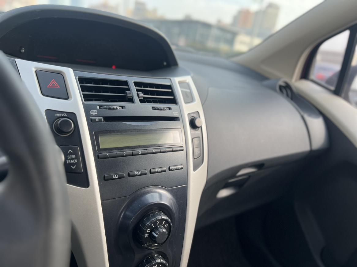 Toyota Yaris 2012 thumb 10