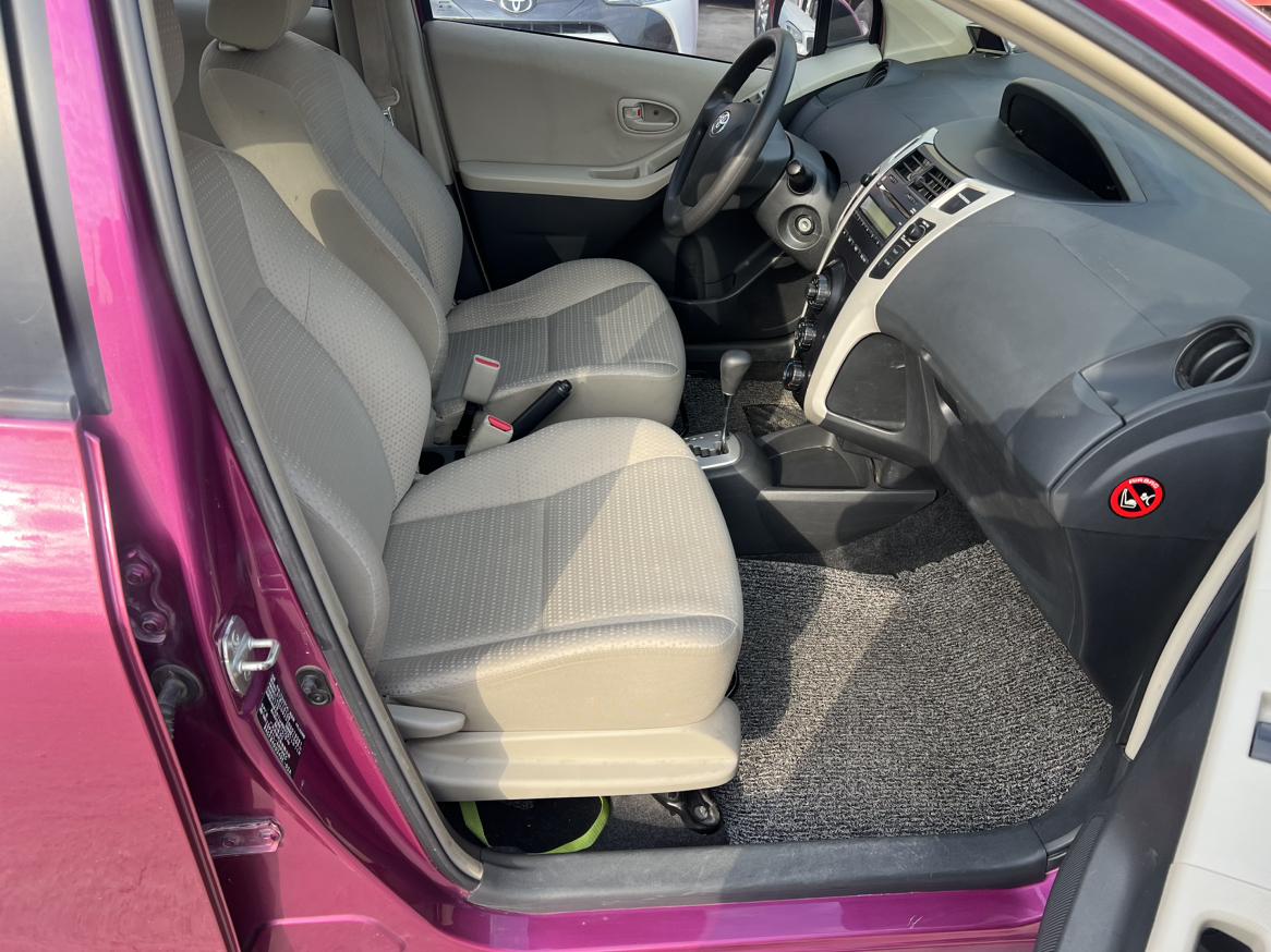 Toyota Yaris 2012 thumb 12