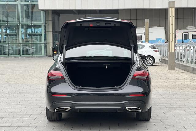 Mercedes-Benz E-Class 2022 thumb 7