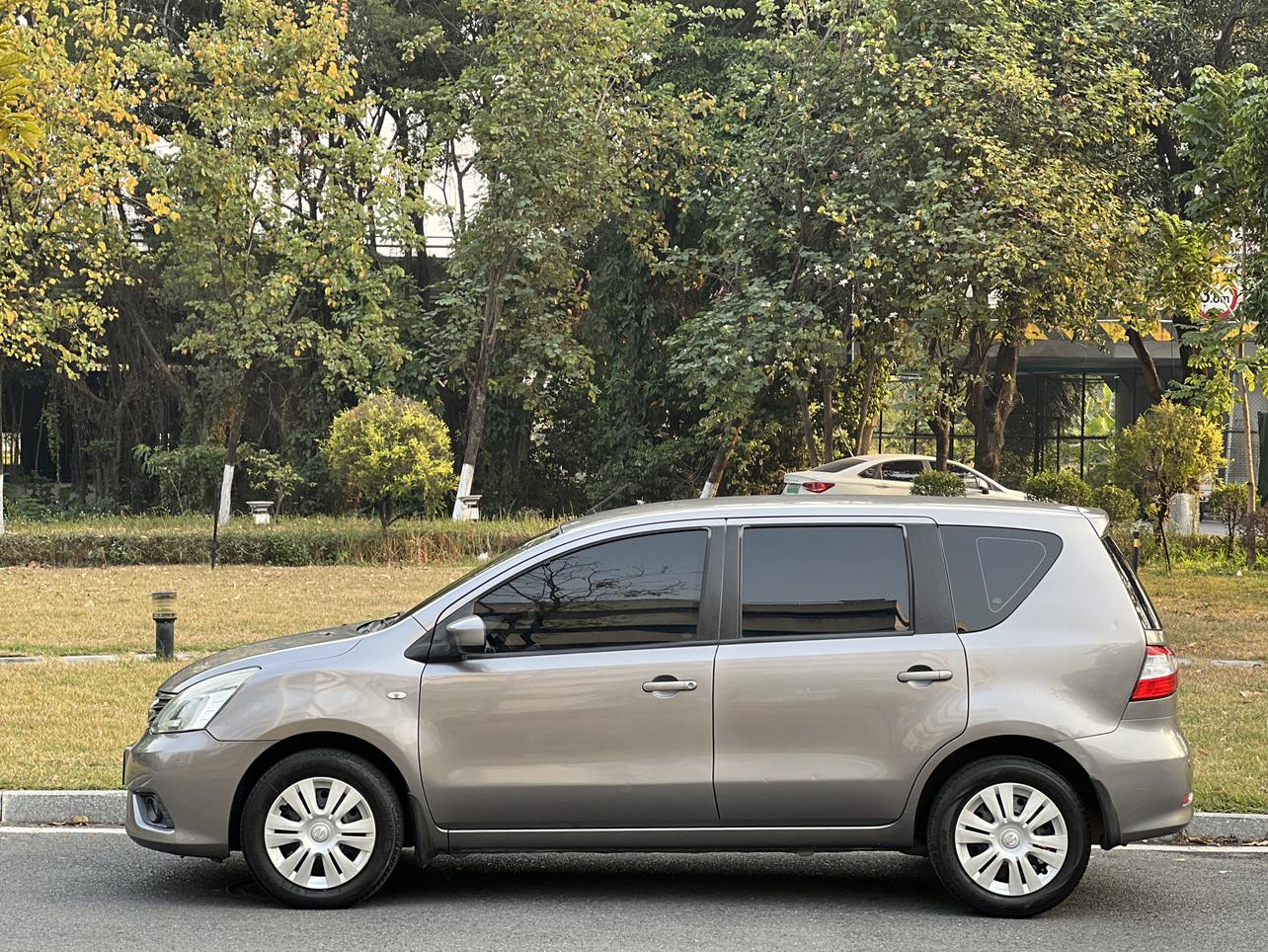 Nissan Livina 2013 thumb 11