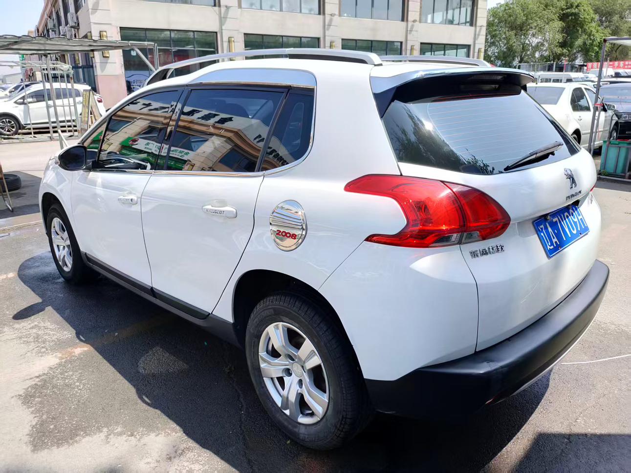 Peugeot 2008 2016 thumb 2