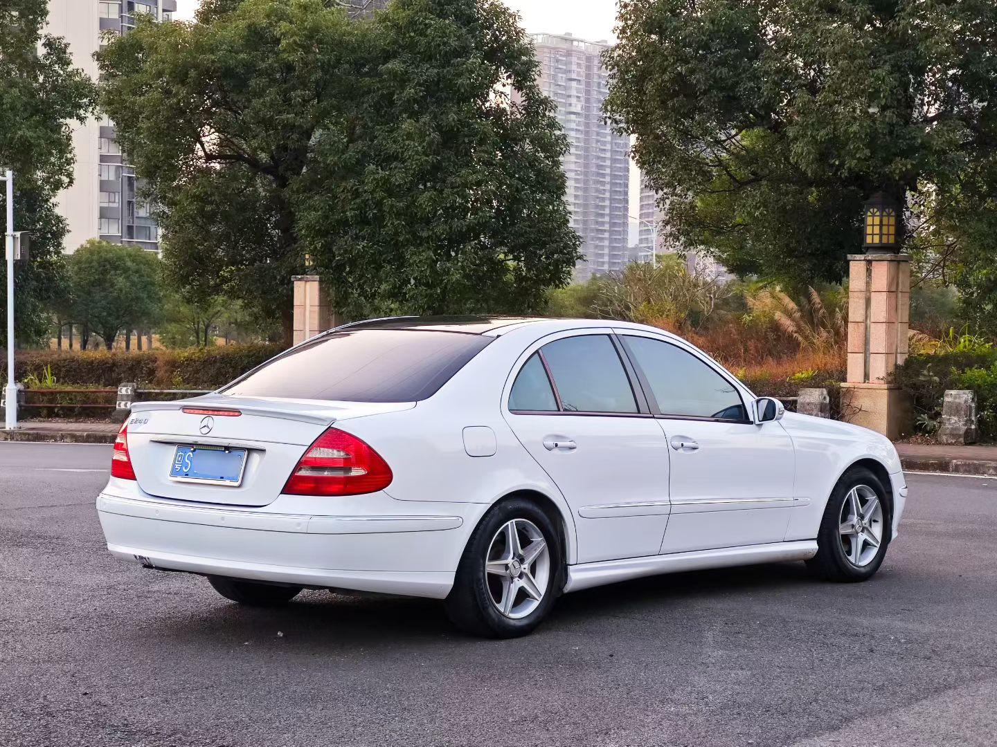 Mercedes-Benz E-Class 2005 thumb 4