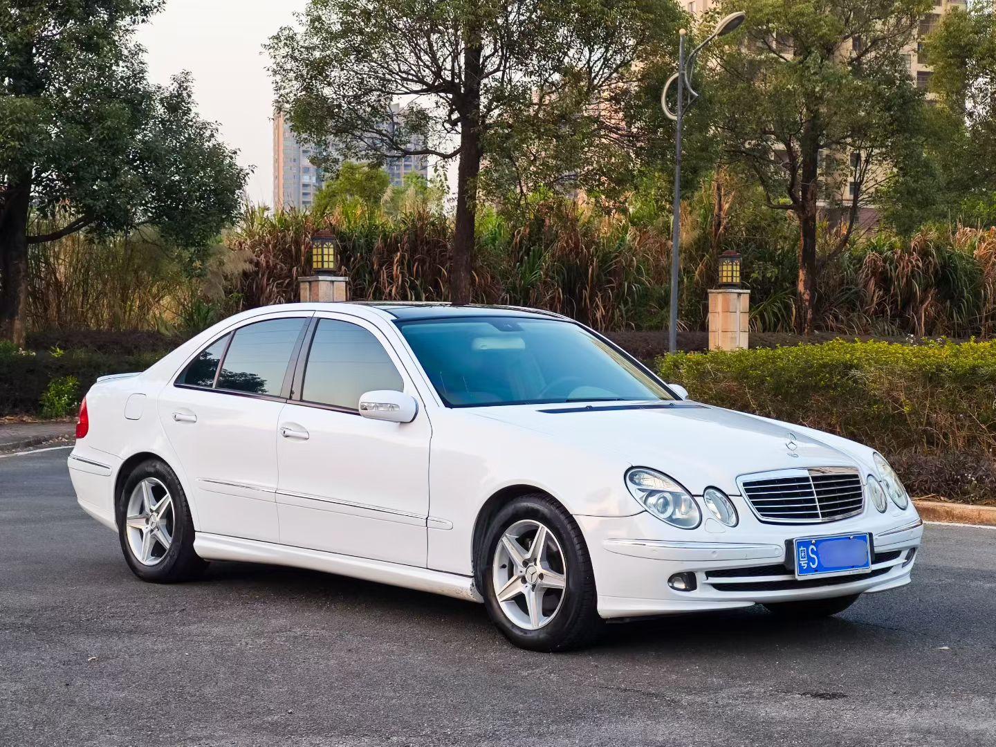 Mercedes-Benz E-Class 2005 thumb 10