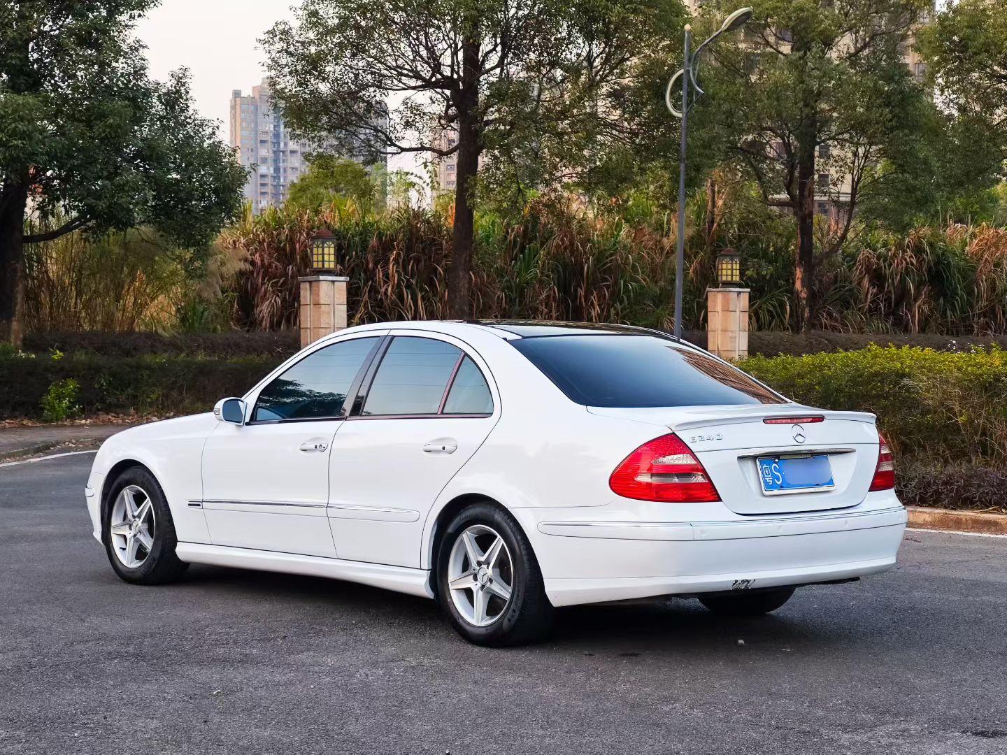 Mercedes-Benz E-Class 2005 thumb 11