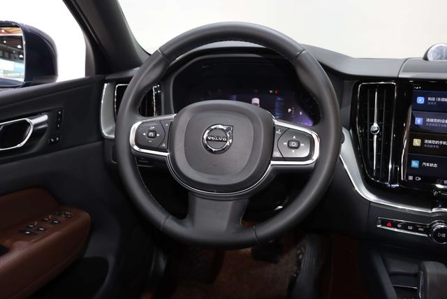 Volvo XC60 2022 thumb 10